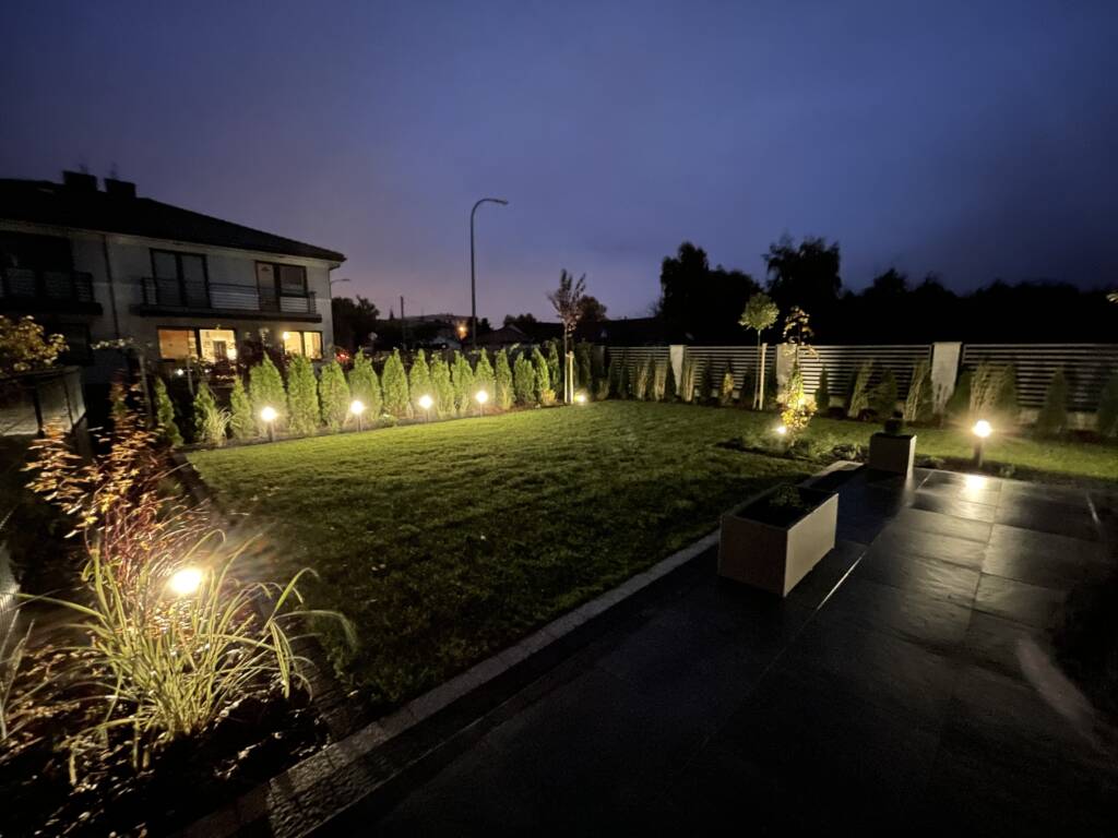 oświetlenie ogrodu nocą